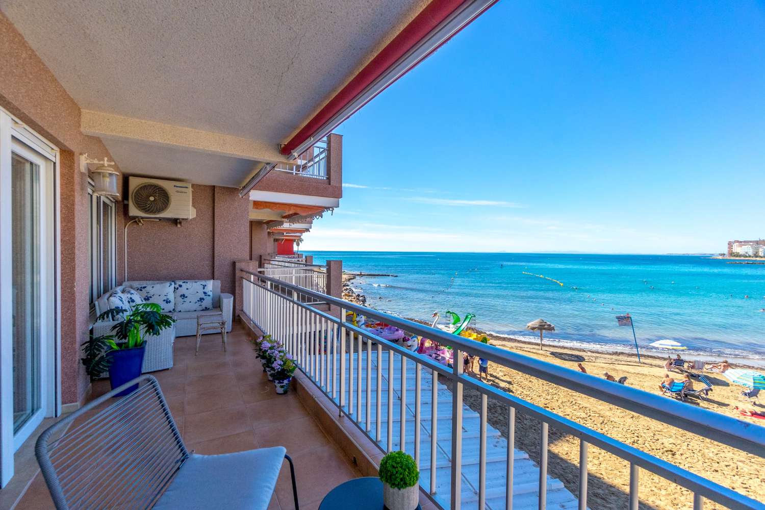 RENOVERAD LÄGENHET VID STRANDEN I PLAYA LOS LOCOS, TORREVIEJA