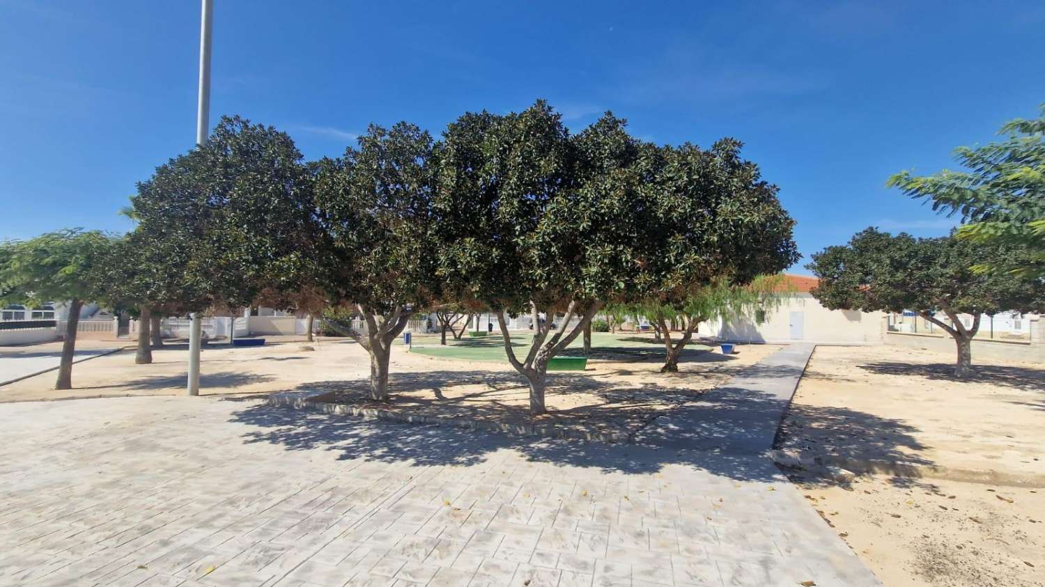 VIVIENDA EN ESQUINA DE 2 PLANTAS CON AMPLIAS TERRAZAS Y VISTAS A LA LAGUNA ROSA