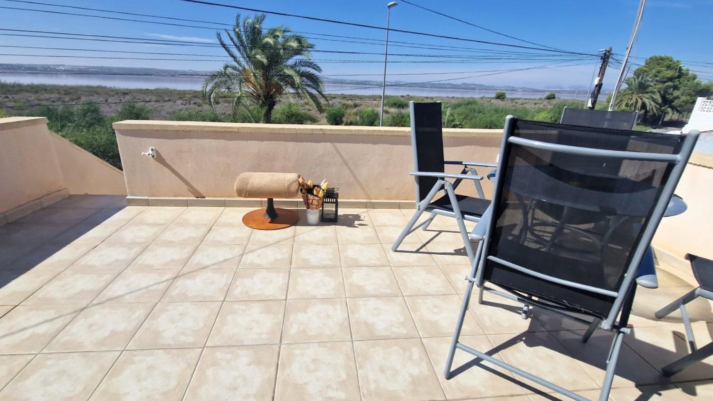 HOEKAPPARTEMENT VAN 2 VERDIEPINGEN MET GROTE TERRASSEN EN UITZICHT OP DE ROZE LAGUNE