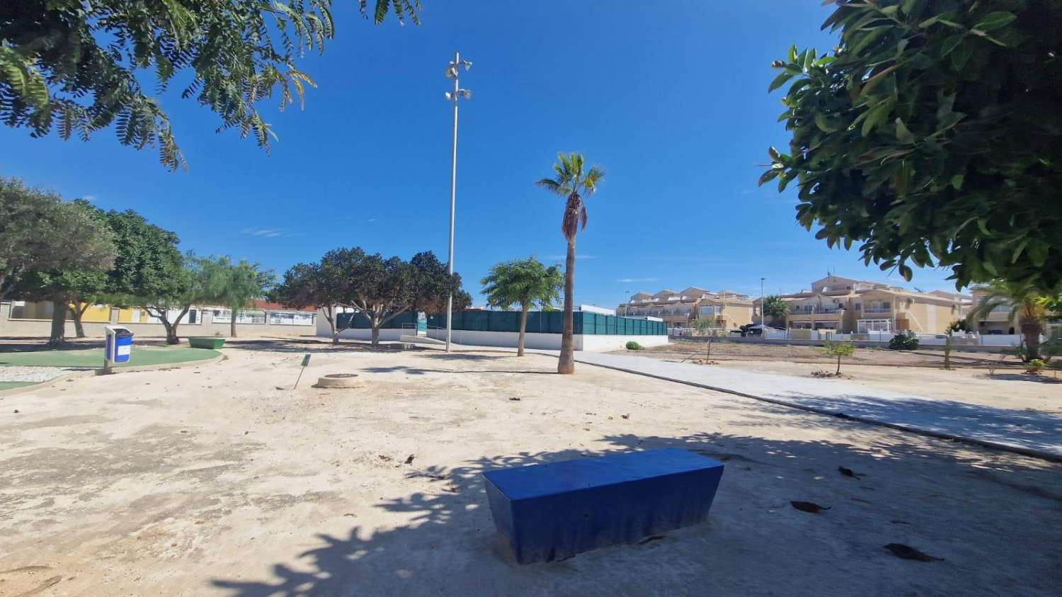 VIVIENDA EN ESQUINA DE 2 PLANTAS CON AMPLIAS TERRAZAS Y VISTAS A LA LAGUNA ROSA