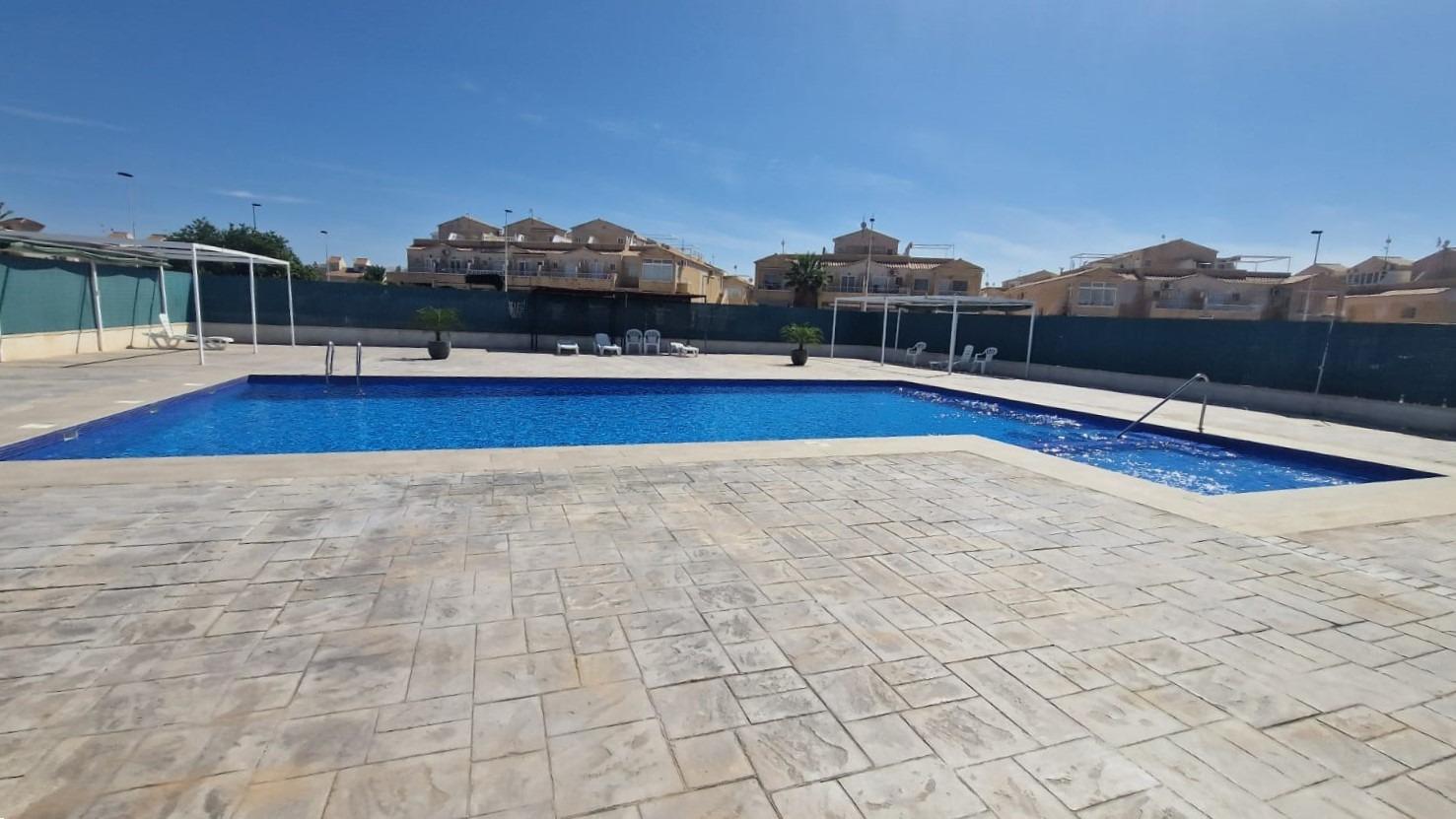 APPARTEMENT D’ANGLE DE 2 ÉTAGES AVEC DE GRANDES TERRASSES ET VUE SUR LE LAGON ROSE