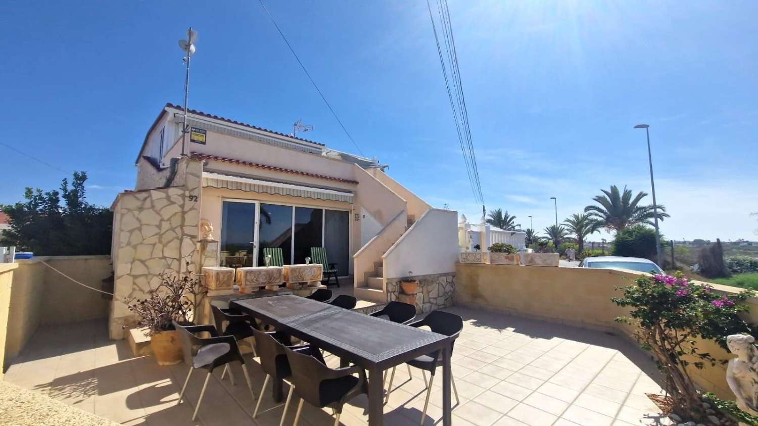 APPARTEMENT D’ANGLE DE 2 ÉTAGES AVEC DE GRANDES TERRASSES ET VUE SUR LE LAGON ROSE