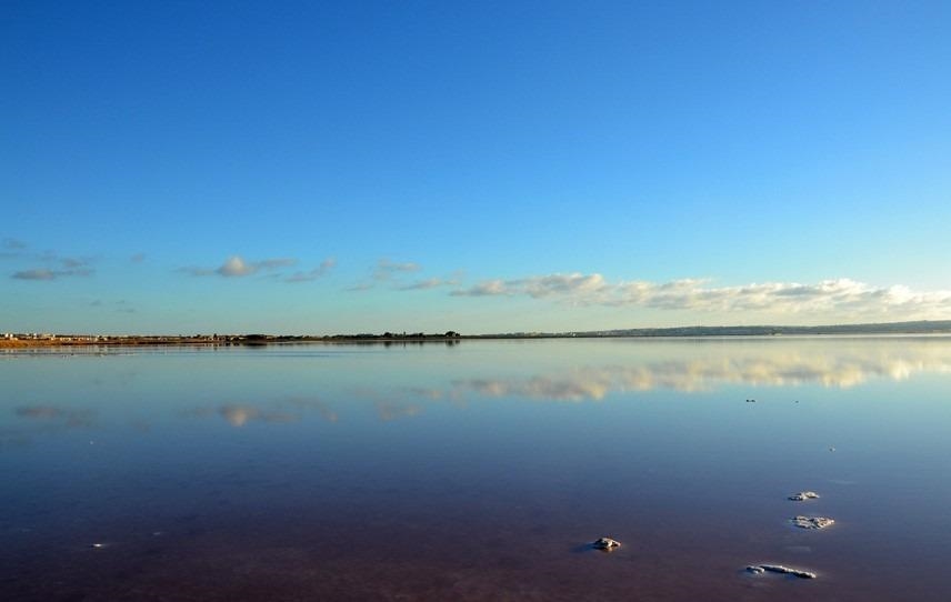 APPARTAMENTO D'ANGOLO A 2 PIANI CON AMPIE TERRAZZE E VISTA SULLA LAGUNA ROSA