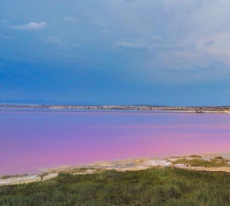 HÖRNLÄGENHET MED 2 VÅNINGAR MED STORA TERRASSER OCH UTSIKT ÖVER DEN ROSA LAGUNEN