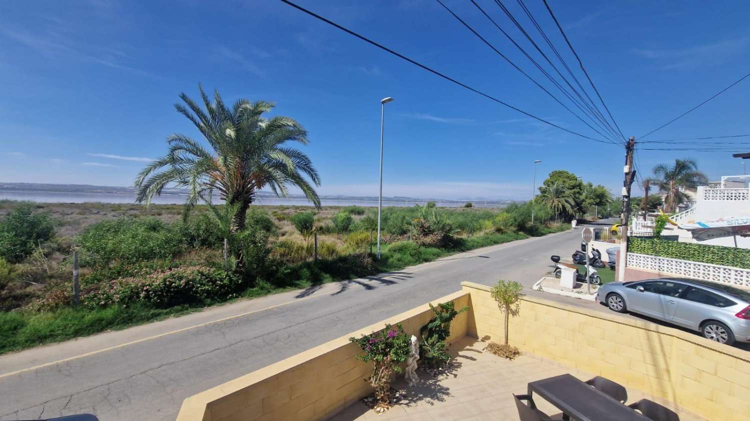 HOEKAPPARTEMENT VAN 2 VERDIEPINGEN MET GROTE TERRASSEN EN UITZICHT OP DE ROZE LAGUNE