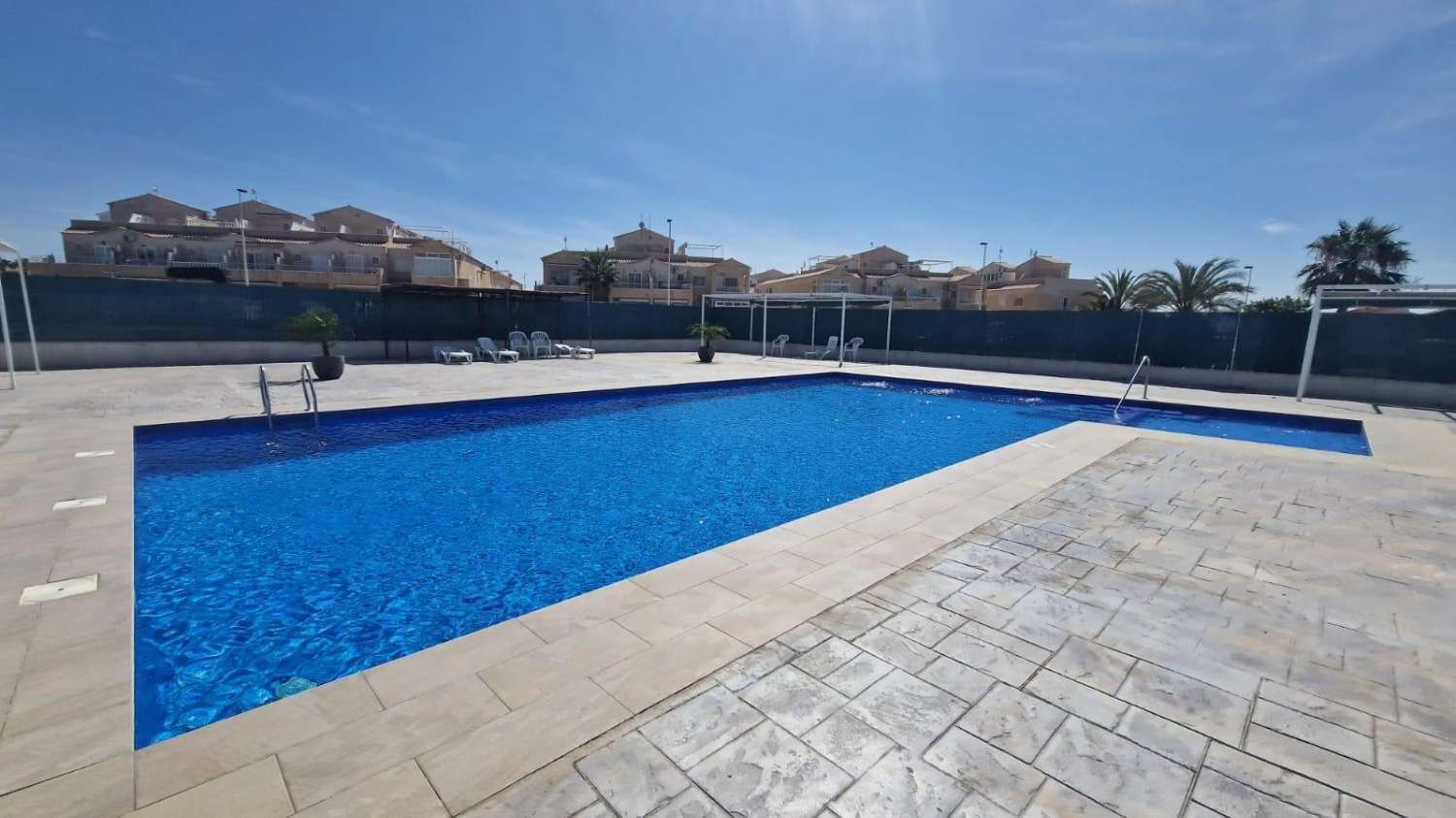 APPARTEMENT D’ANGLE DE 2 ÉTAGES AVEC DE GRANDES TERRASSES ET VUE SUR LE LAGON ROSE