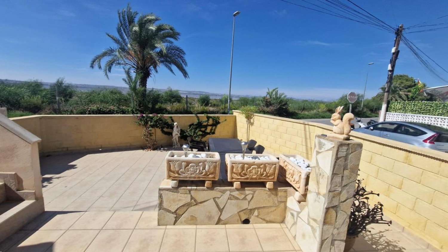 APPARTEMENT D’ANGLE DE 2 ÉTAGES AVEC DE GRANDES TERRASSES ET VUE SUR LE LAGON ROSE