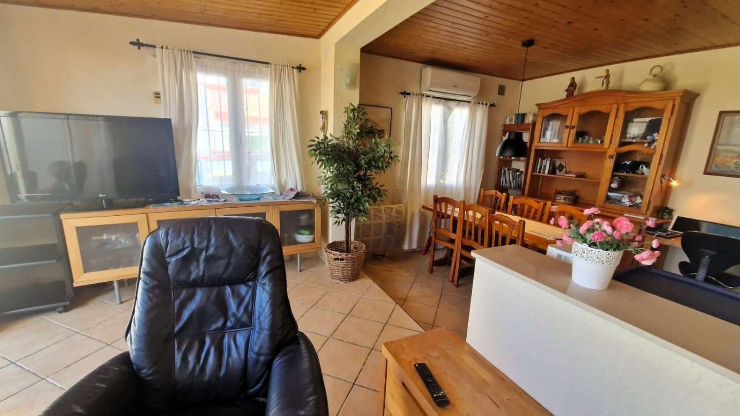 HOEKAPPARTEMENT VAN 2 VERDIEPINGEN MET GROTE TERRASSEN EN UITZICHT OP DE ROZE LAGUNE