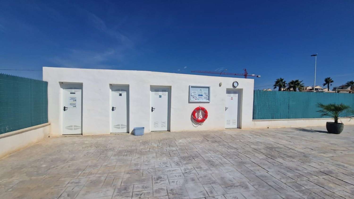 APPARTEMENT D’ANGLE DE 2 ÉTAGES AVEC DE GRANDES TERRASSES ET VUE SUR LE LAGON ROSE