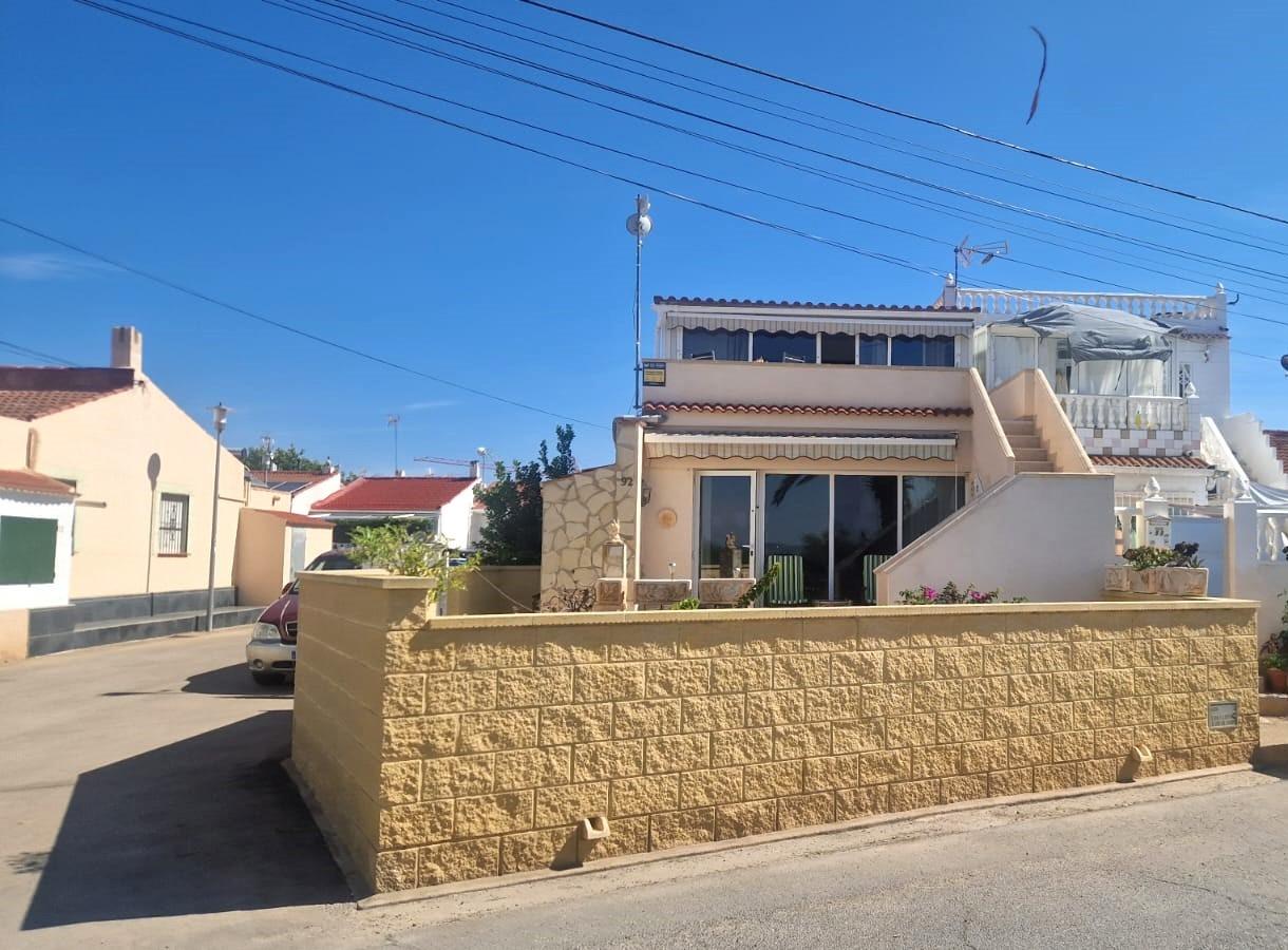 HOEKAPPARTEMENT VAN 2 VERDIEPINGEN MET GROTE TERRASSEN EN UITZICHT OP DE ROZE LAGUNE