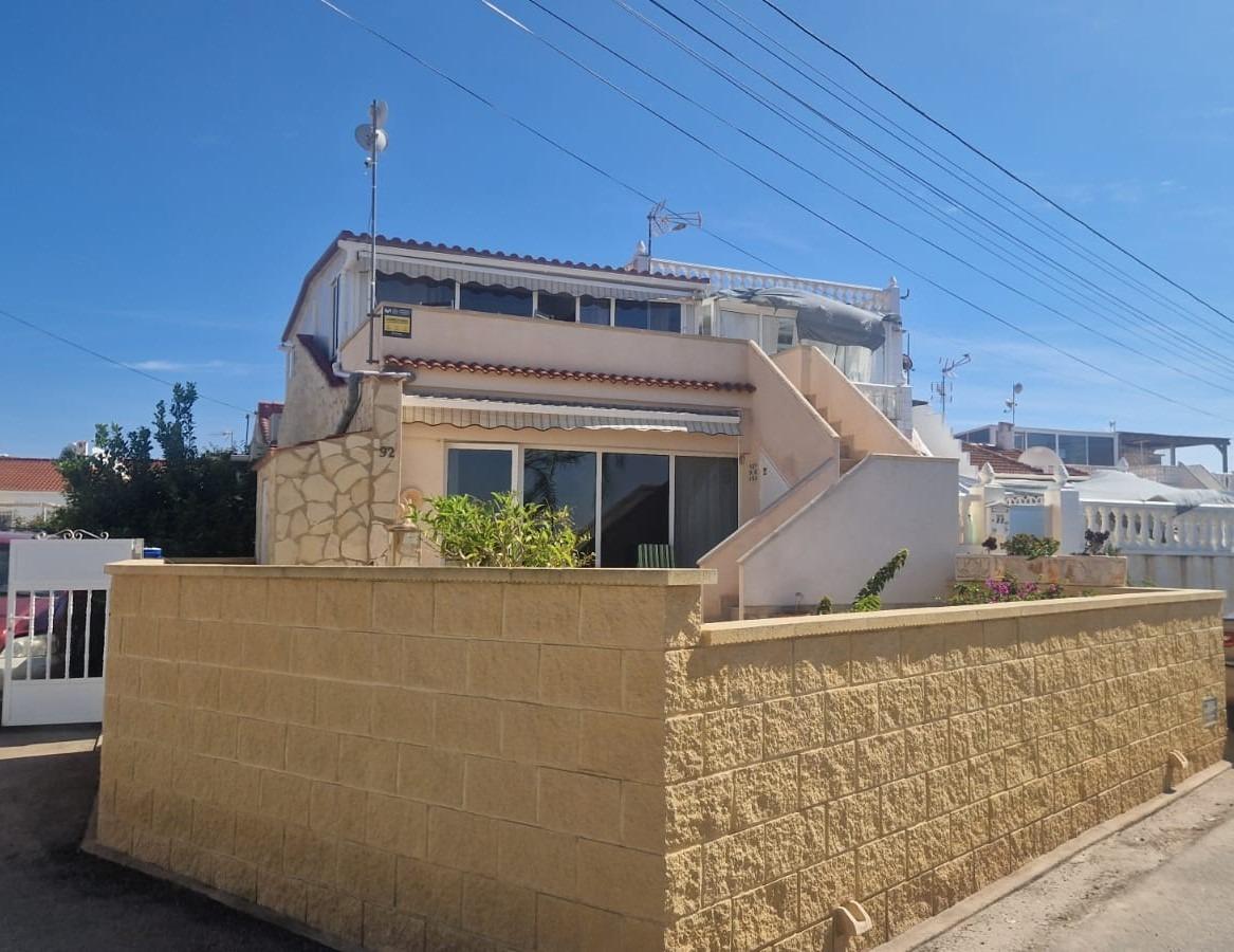 VIVIENDA EN ESQUINA DE 2 PLANTAS CON AMPLIAS TERRAZAS Y VISTAS A LA LAGUNA ROSA