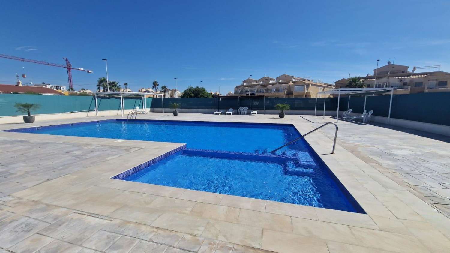 APPARTEMENT D’ANGLE DE 2 ÉTAGES AVEC DE GRANDES TERRASSES ET VUE SUR LE LAGON ROSE