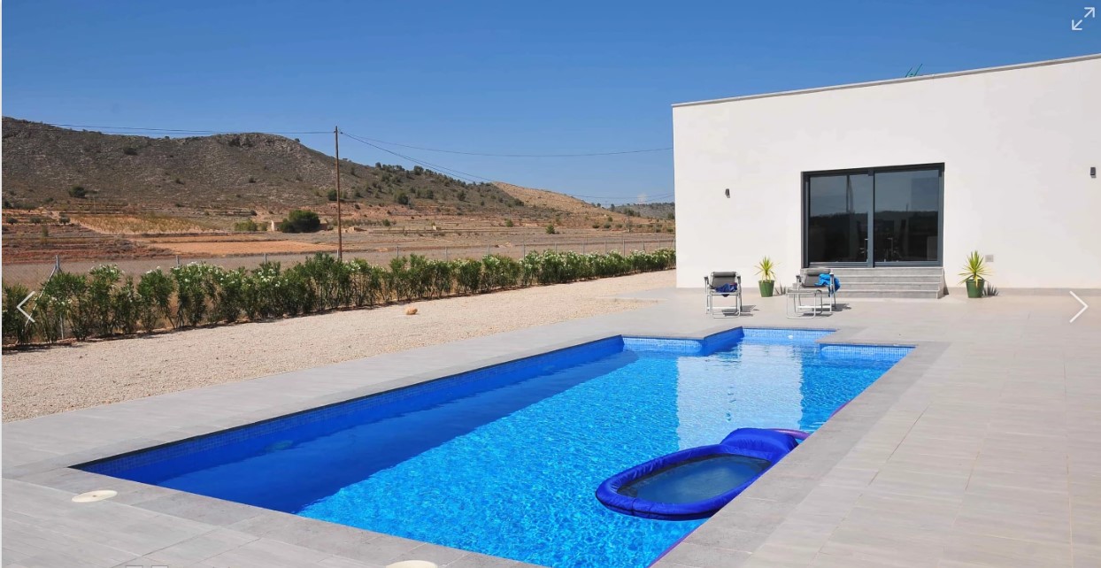 CASA ALBA: VILLA MODERNA CON PISCINA, AMPLIAS TERRAZAS Y VISTAS EN CAÑADA DE LA LEÑA