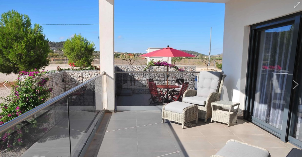 CASA ALBA: VILLA MODERNA CON PISCINA, AMPLIAS TERRAZAS Y VISTAS EN CAÑADA DE LA LEÑA