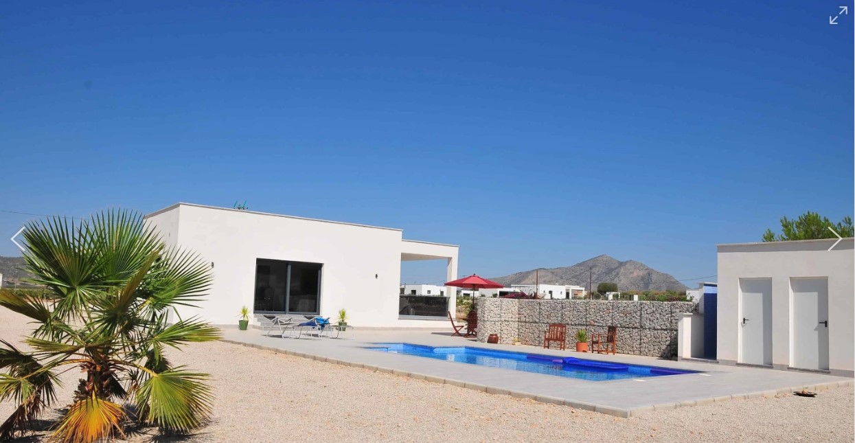 CASA ALBA: VILLA MODERNA CON PISCINA, AMPLIAS TERRAZAS Y VISTAS EN CAÑADA DE LA LEÑA