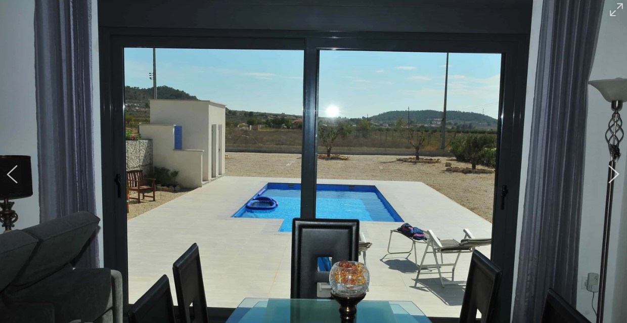 CASA ALBA: VILLA MODERNA CON PISCINA, AMPLIAS TERRAZAS Y VISTAS EN CAÑADA DE LA LEÑA