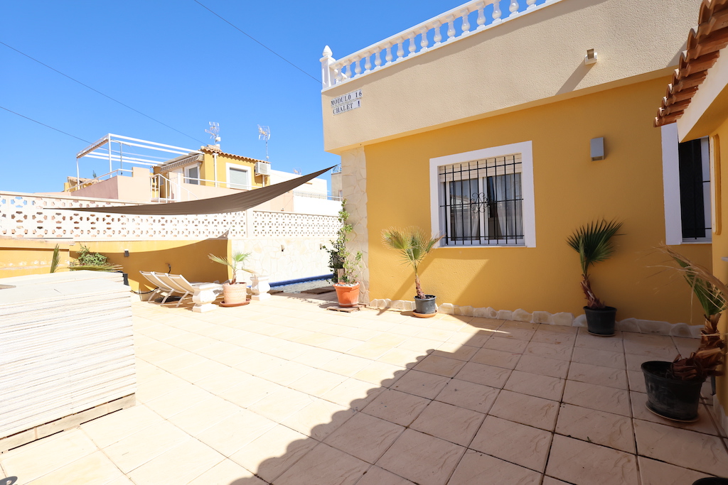 CHALET ADOSADO EN LOMAS DE CABO ROIG CON PISCINA PRIVADA Y VIVIENDA INDEPENDIENTE