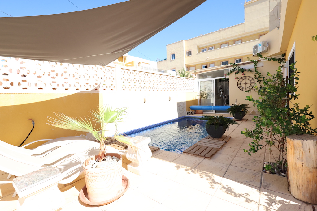 SEMI-DETACHED VILLA IN LOMAS DE CABO ROIG WITH PRIVATE POOL AND INDEPENDENT HOUSE