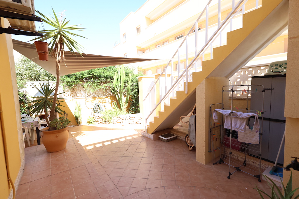 CHALET ADOSADO EN LOMAS DE CABO ROIG CON PISCINA PRIVADA Y VIVIENDA INDEPENDIENTE