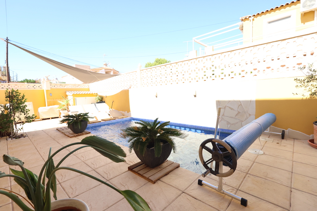 SEMI-DETACHED VILLA IN LOMAS DE CABO ROIG WITH PRIVATE POOL AND INDEPENDENT HOUSE