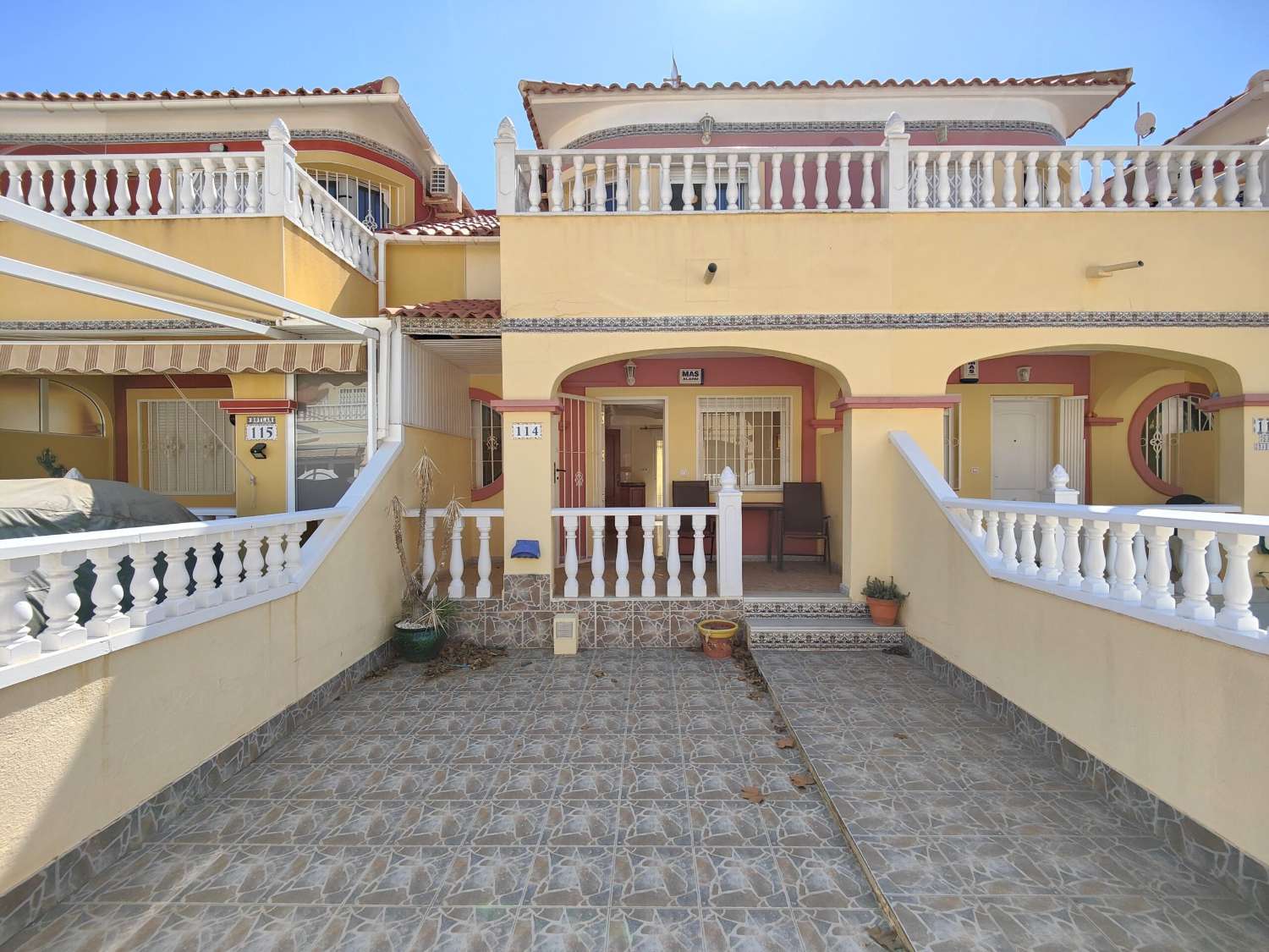 ¡FANTÁSTICA CASA ADOSADA CON JARDÍN Y PISCINA EN VENTA EN LA REGIA – ORIHUELA COSTA!