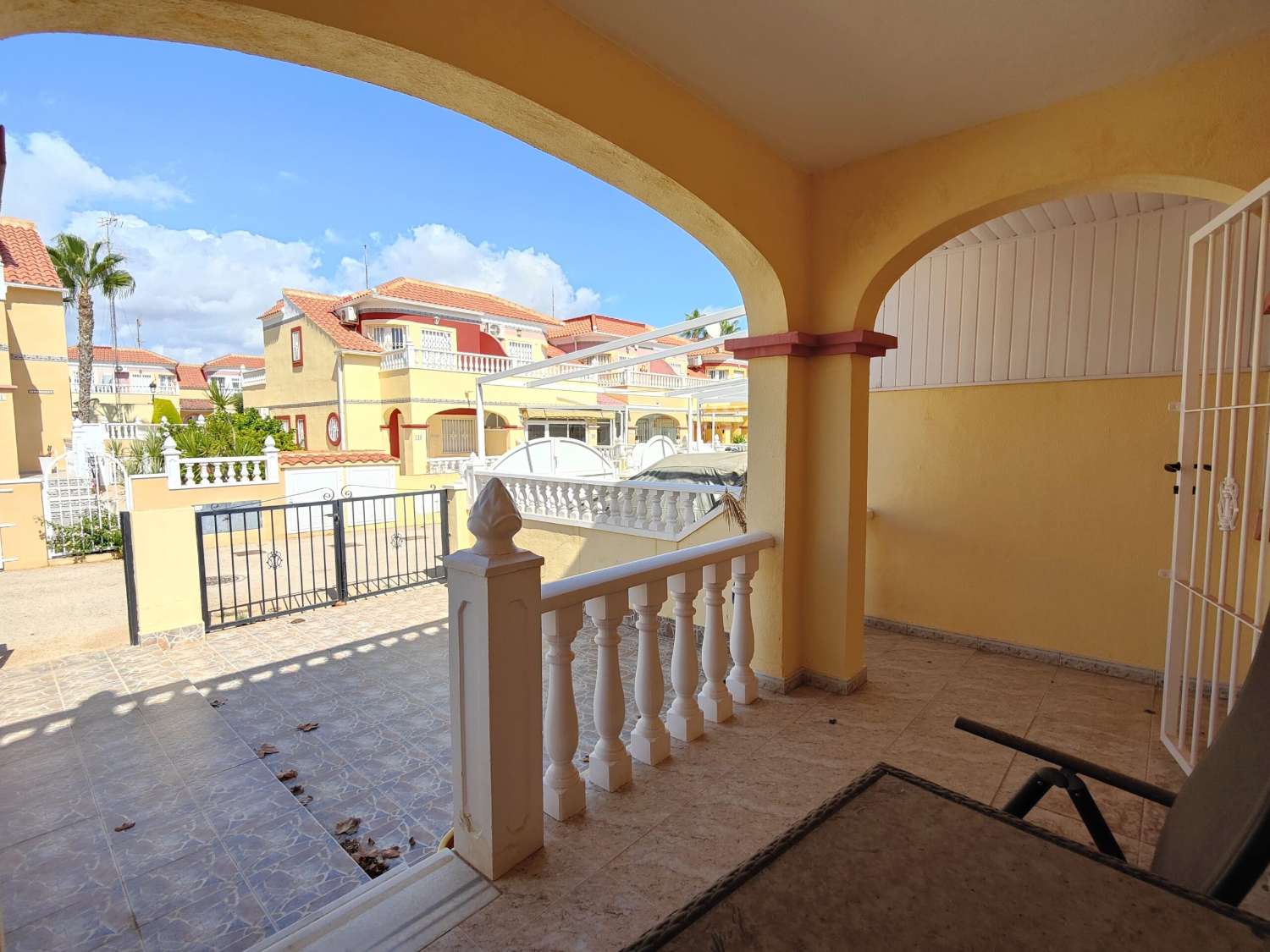 ¡FANTÁSTICA CASA ADOSADA CON JARDÍN Y PISCINA EN VENTA EN LA REGIA – ORIHUELA COSTA!