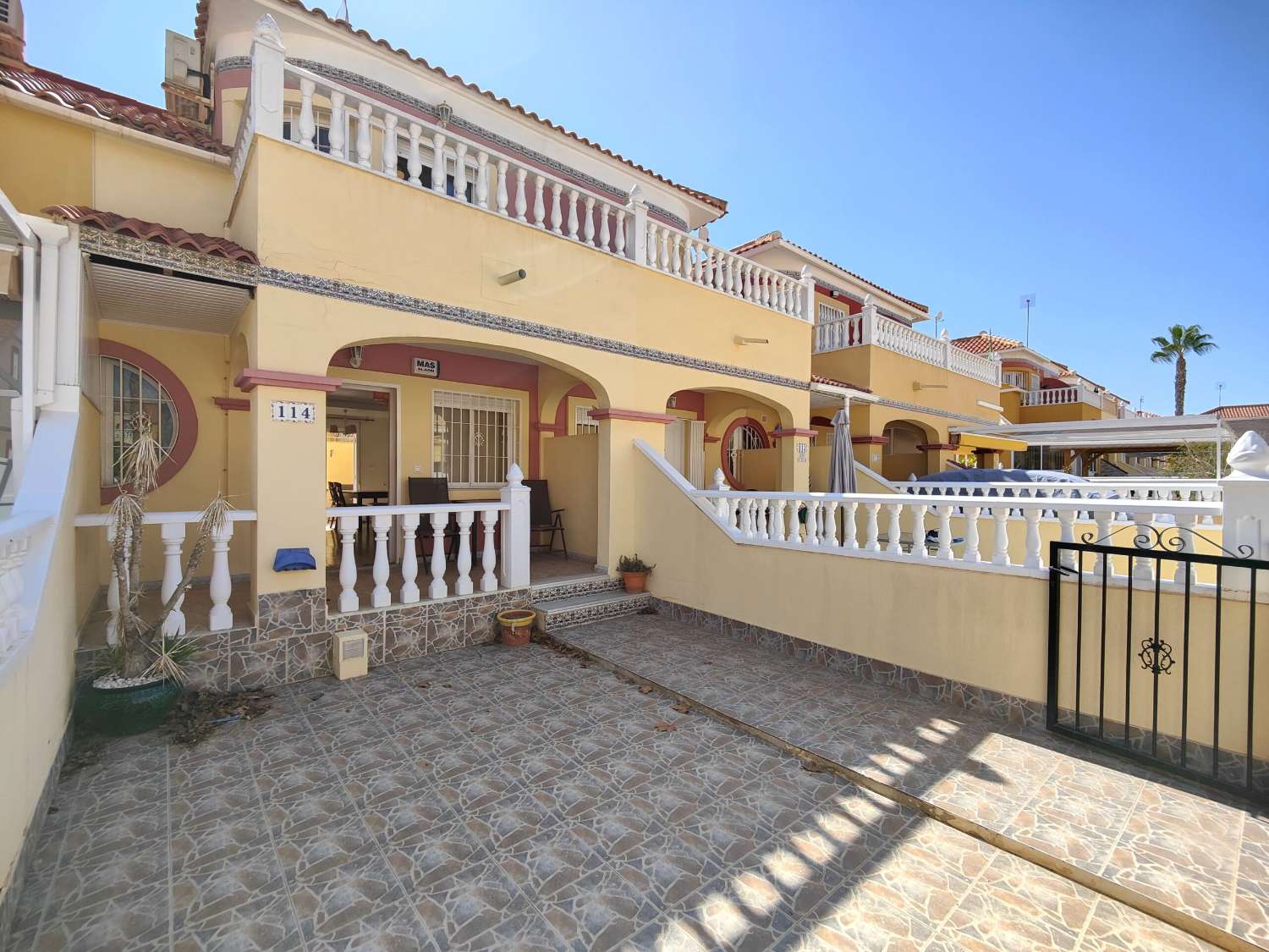 ¡FANTÁSTICA CASA ADOSADA CON JARDÍN Y PISCINA EN VENTA EN LA REGIA – ORIHUELA COSTA!