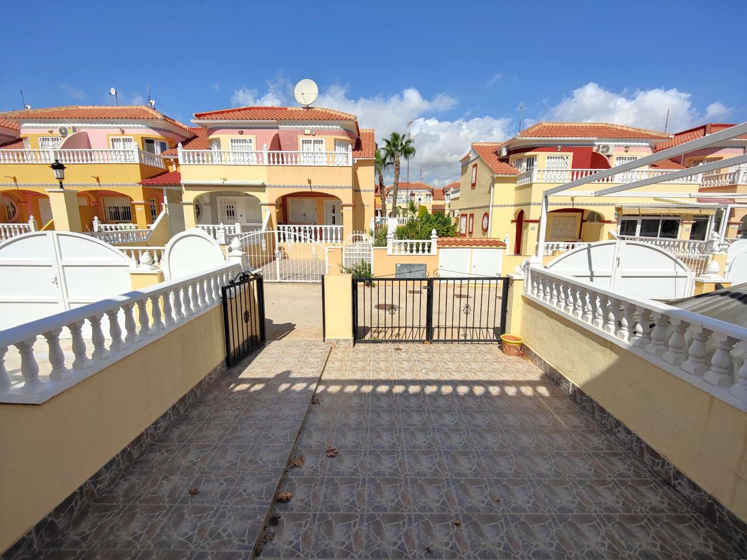 FANTASTICA CASA A SCHIERA CON GIARDINO E PISCINA IN VENDITA A LA REGIA - ORIHUELA COSTA!