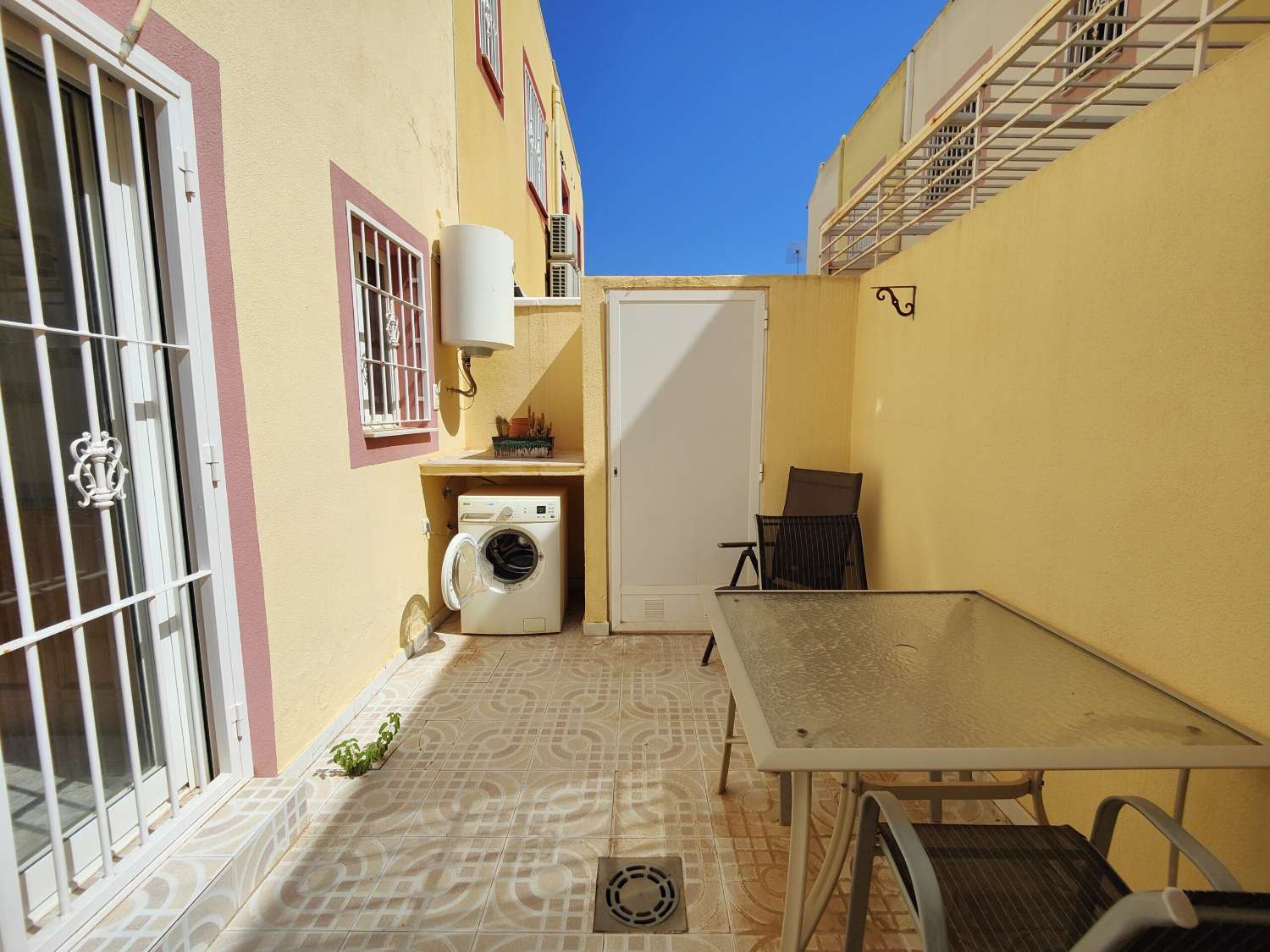 ¡FANTÁSTICA CASA ADOSADA CON JARDÍN Y PISCINA EN VENTA EN LA REGIA – ORIHUELA COSTA!