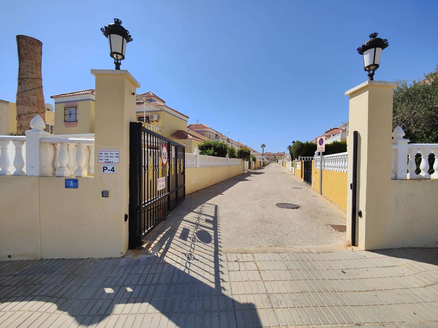 FANTASTICA CASA A SCHIERA CON GIARDINO E PISCINA IN VENDITA A LA REGIA - ORIHUELA COSTA!