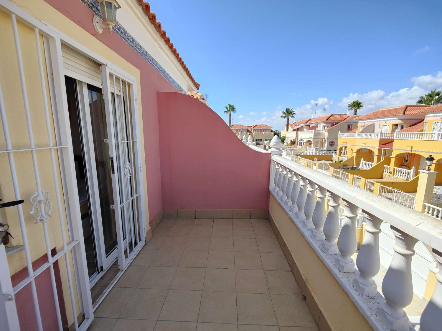 ¡FANTÁSTICA CASA ADOSADA CON JARDÍN Y PISCINA EN VENTA EN LA REGIA – ORIHUELA COSTA!