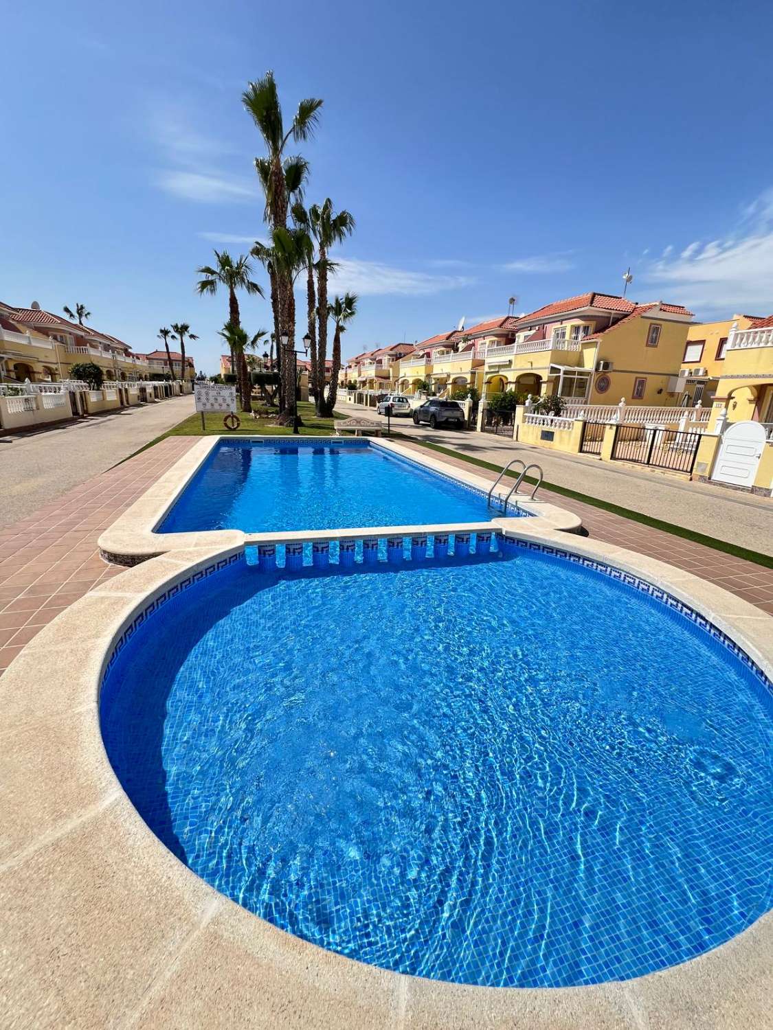 FANTASTICA CASA A SCHIERA CON GIARDINO E PISCINA IN VENDITA A LA REGIA - ORIHUELA COSTA!