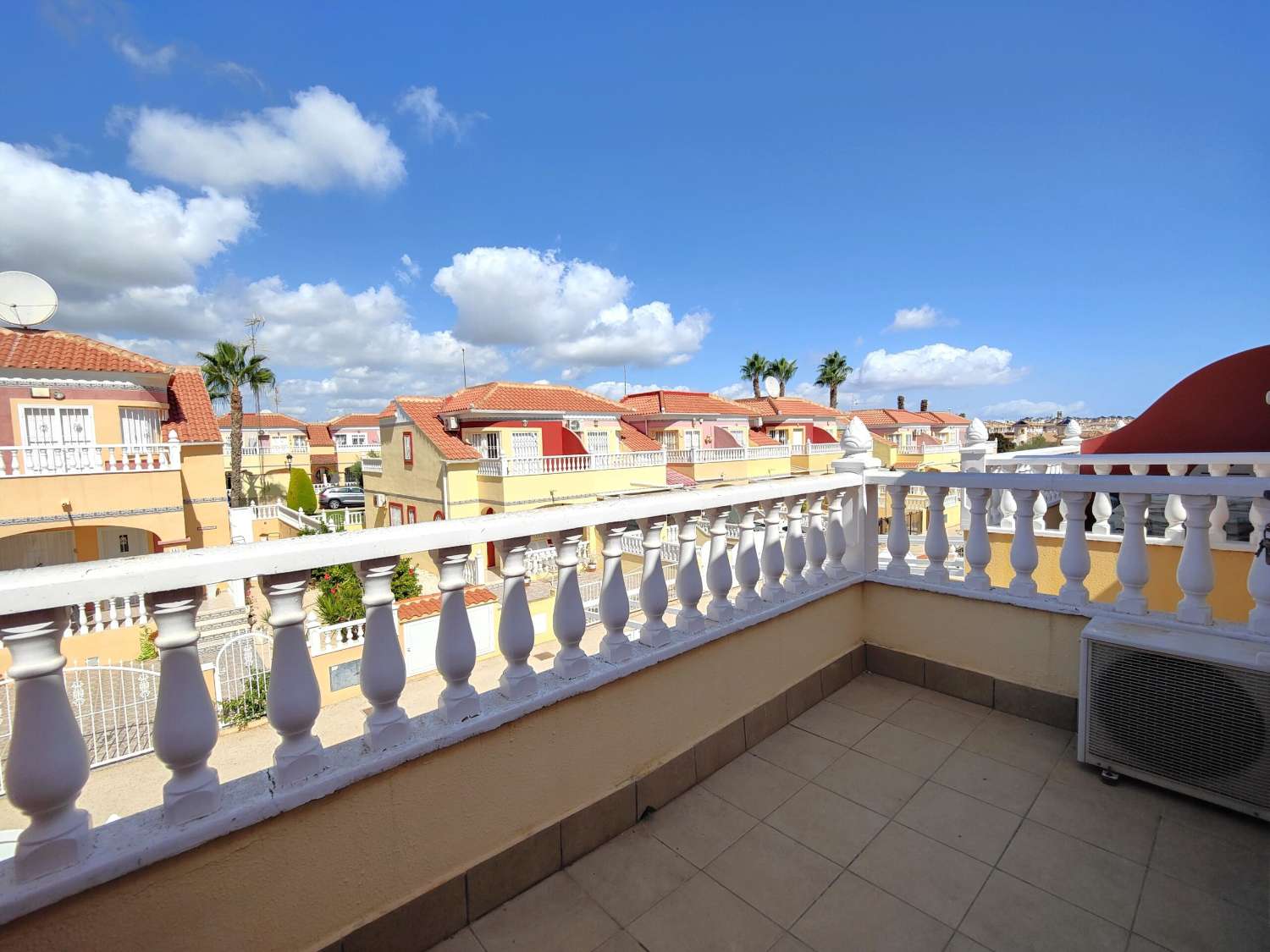 ¡FANTÁSTICA CASA ADOSADA CON JARDÍN Y PISCINA EN VENTA EN LA REGIA – ORIHUELA COSTA!