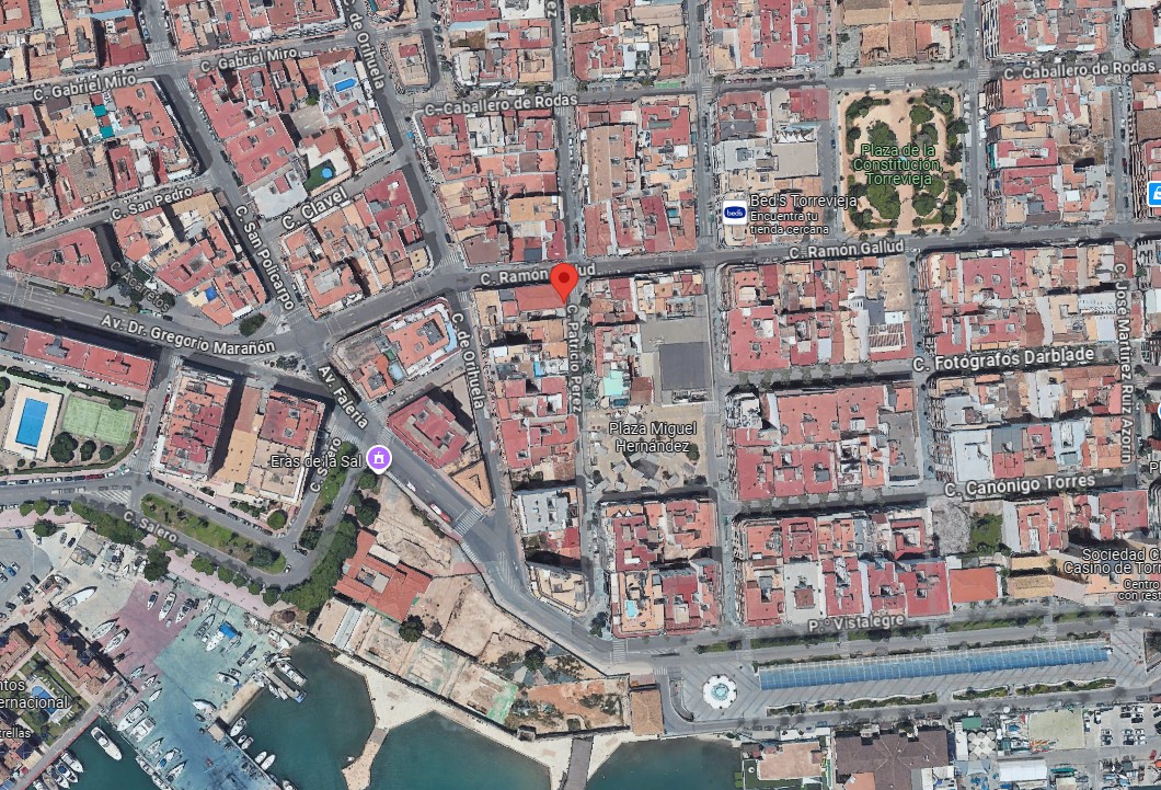 RYMLIG LÄGENHET MED 5 SOVRUM TILL SALU I CENTRUM AV TORREVIEJA, PERFEKT FÖR INVESTERARE!