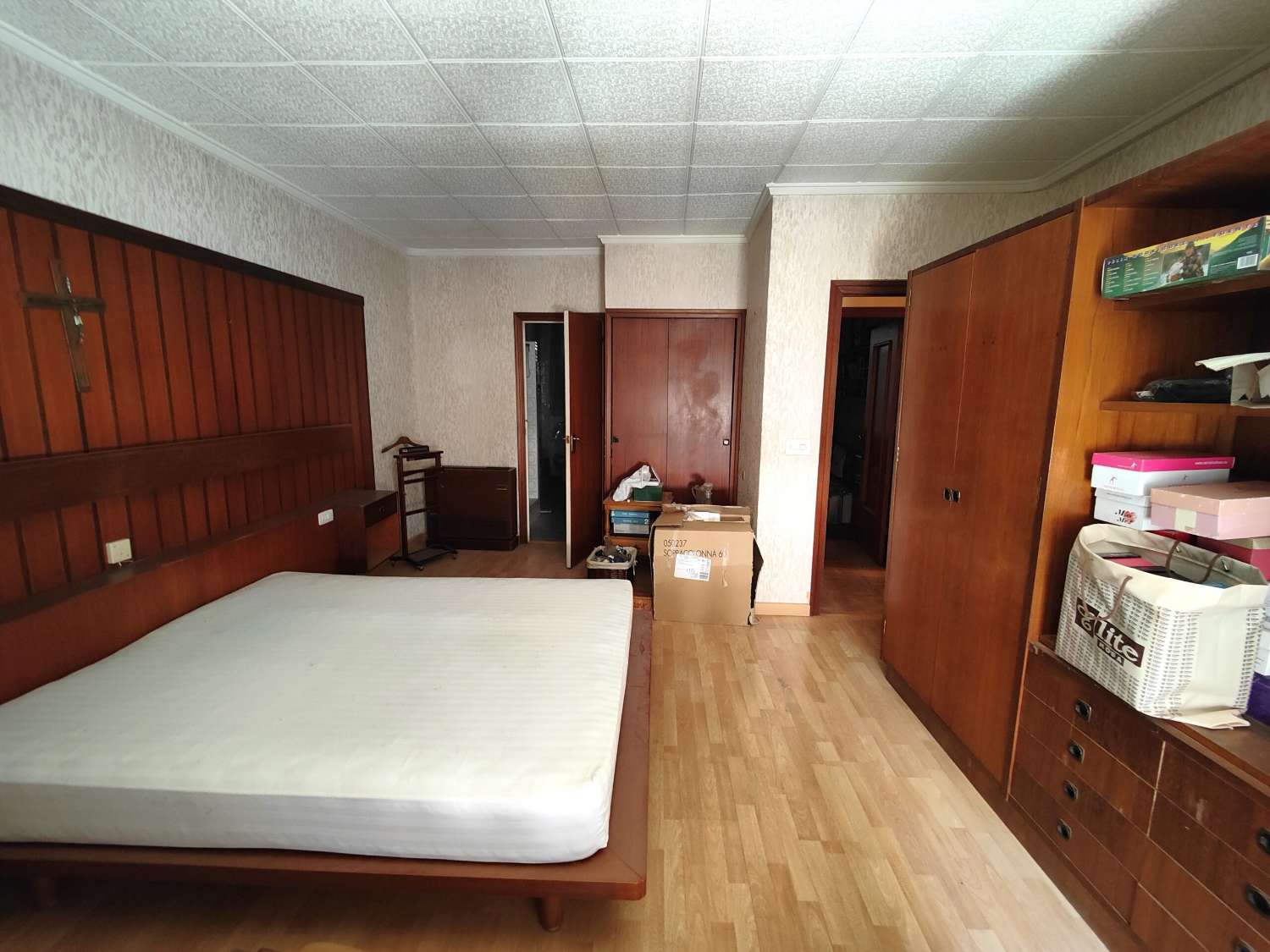 SPAZIOSO APPARTAMENTO CON 5 CAMERE DA LETTO IN VENDITA NEL CENTRO DI TORREVIEJA, IDEALE PER GLI INVESTITORI!