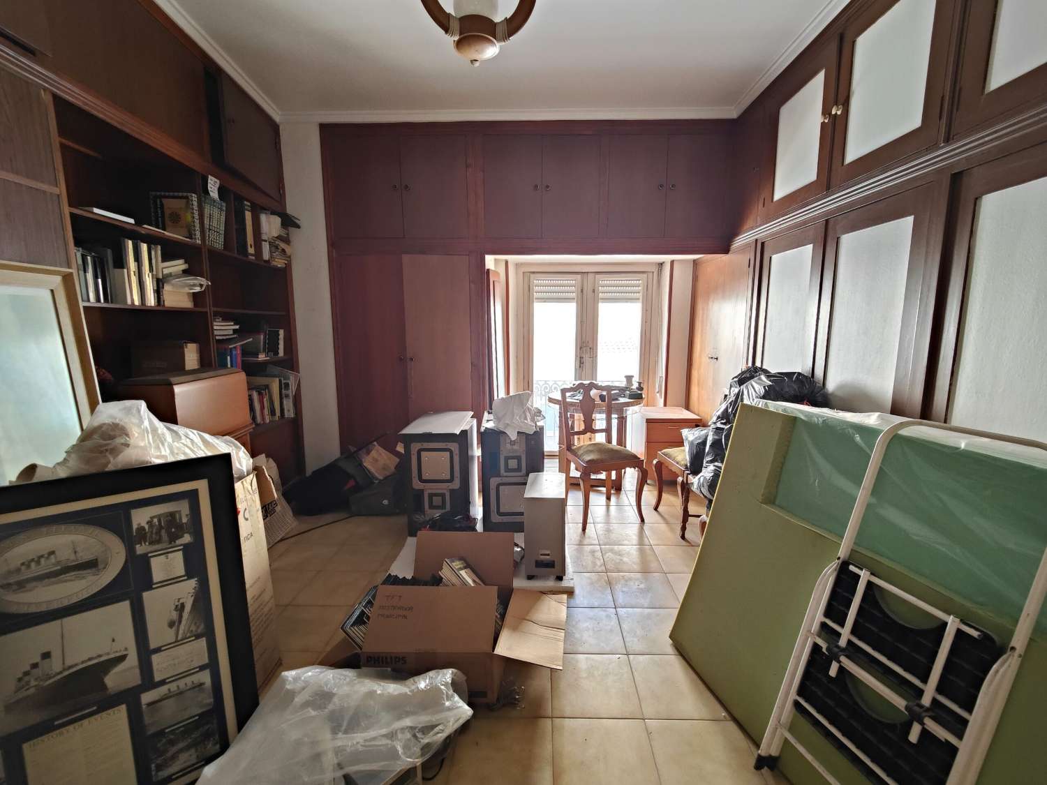 RUIM APPARTEMENT MET 5 SLAAPKAMERS TE KOOP IN HET CENTRUM VAN TORREVIEJA, IDEAAL VOOR INVESTEERDERS!