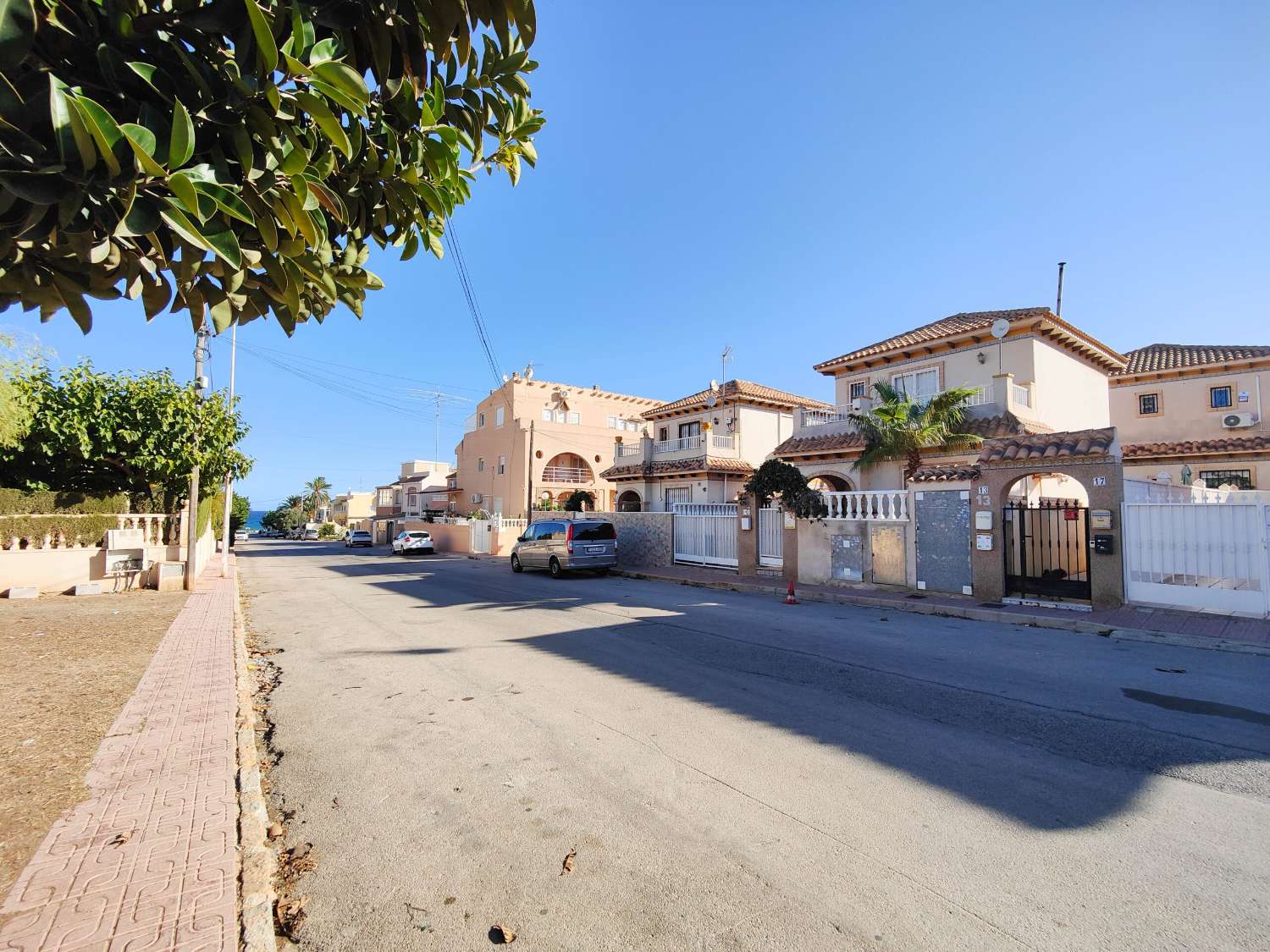 BELLE MAISON JUMELÉE EN DUPLEX À 300M DE LA MER À LOS FRUTALES, TORREVIEJA, AVEC LICENCE TOURISTIQUE !