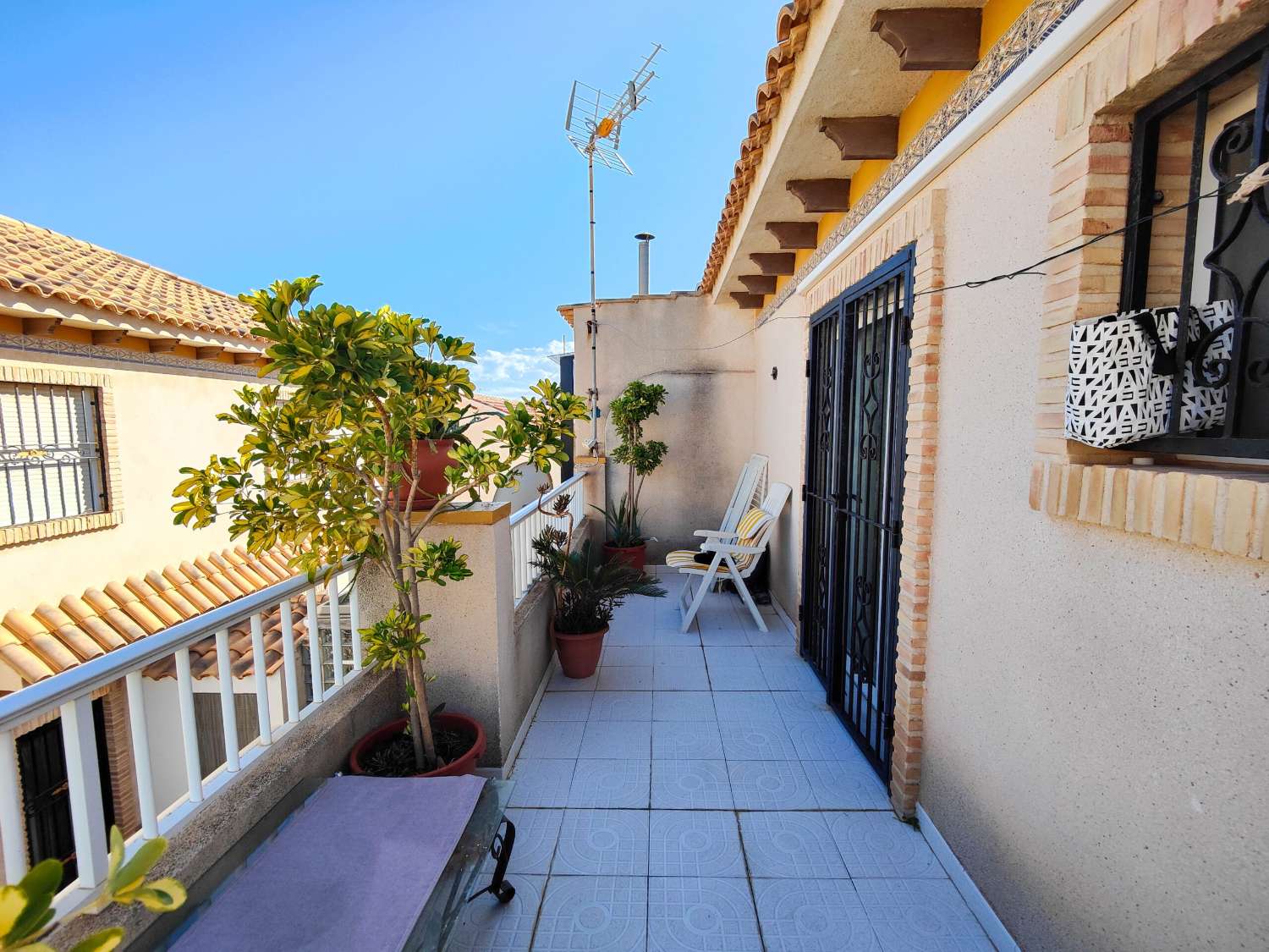 VAKKER TOMANNSBOLIG DUPLEX HOUSE 300M FRA SJØEN I LOS FRUTALES, TORREVIEJA, MED TURISTLISENS!