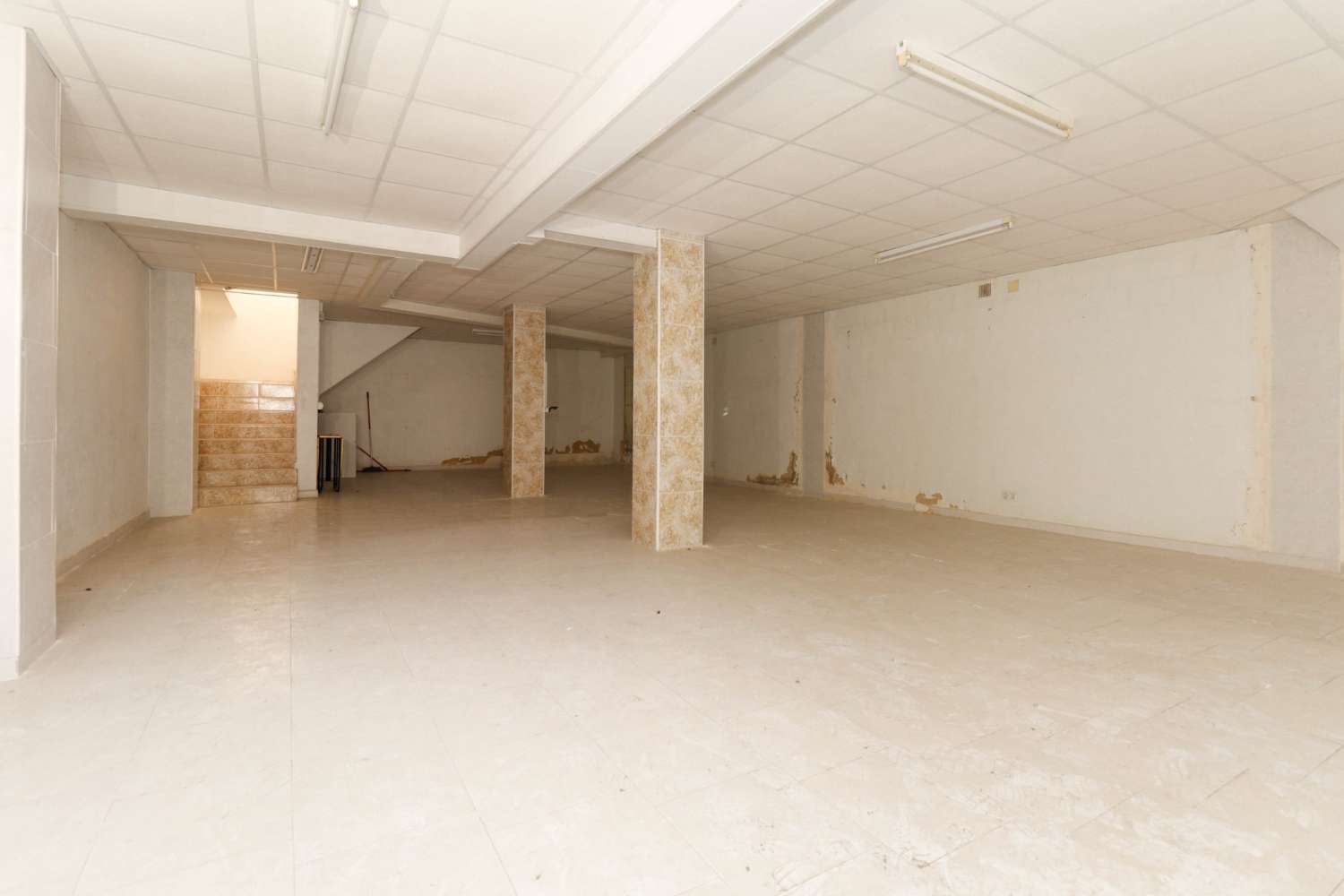 COMMERCIAL PREMISES CENTRALLY LOCATED A FEW STEPS FROM AVENIDA HABANERAS WITH A LARGE BASEMENT