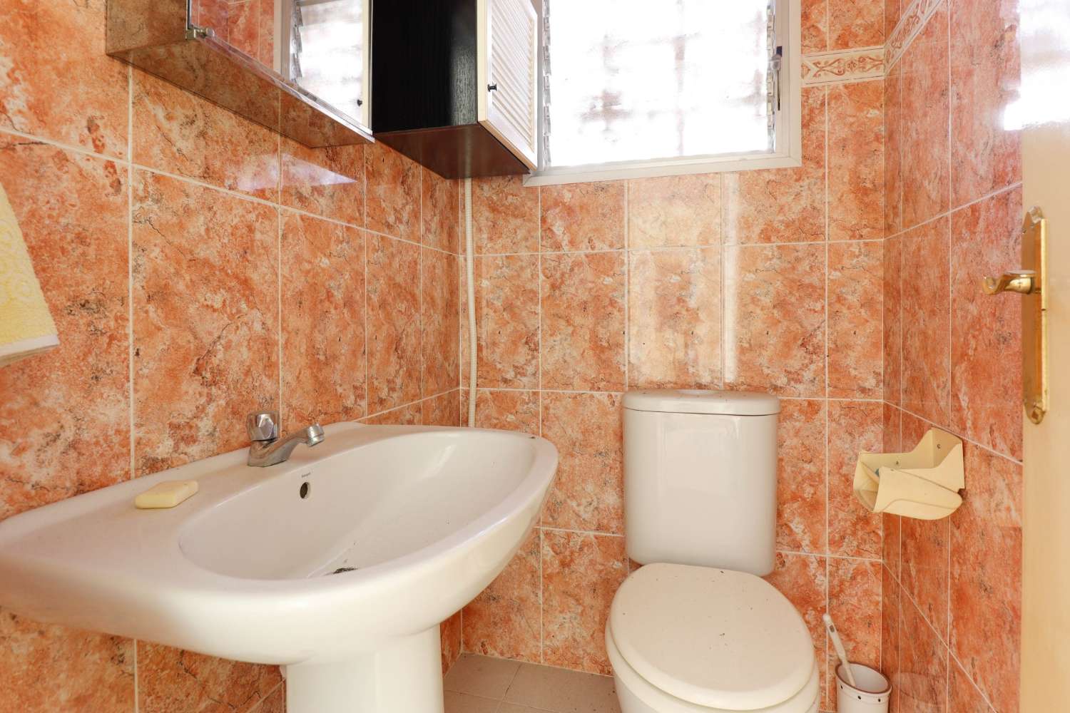 COMMERCIAL PREMISES CENTRALLY LOCATED A FEW STEPS FROM AVENIDA HABANERAS WITH A LARGE BASEMENT