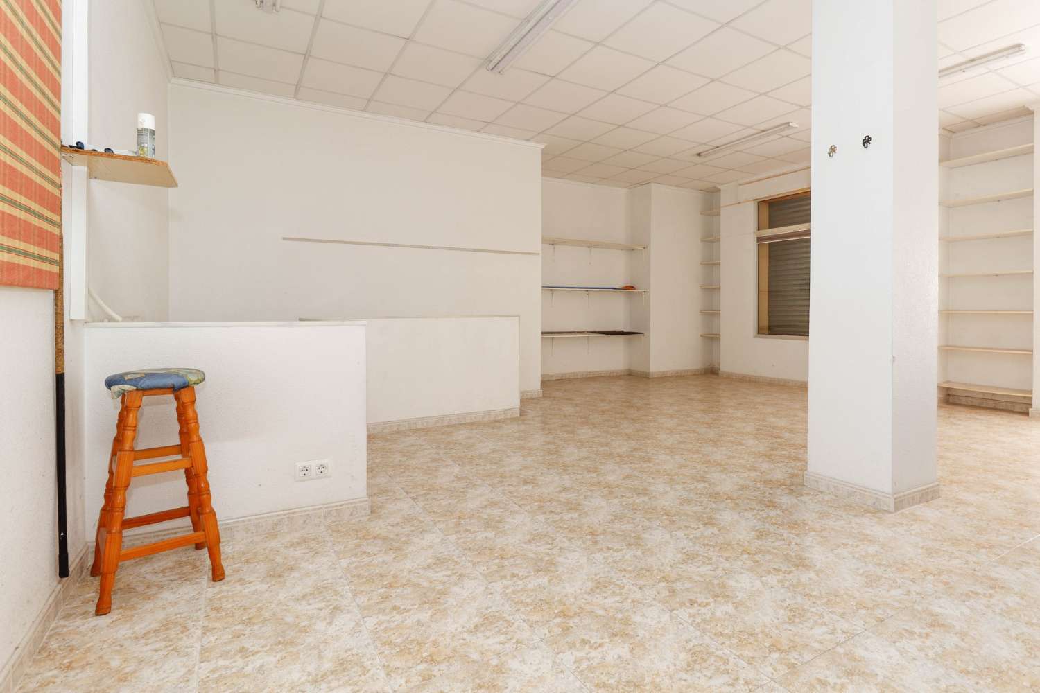 COMMERCIAL PREMISES CENTRALLY LOCATED A FEW STEPS FROM AVENIDA HABANERAS WITH A LARGE BASEMENT