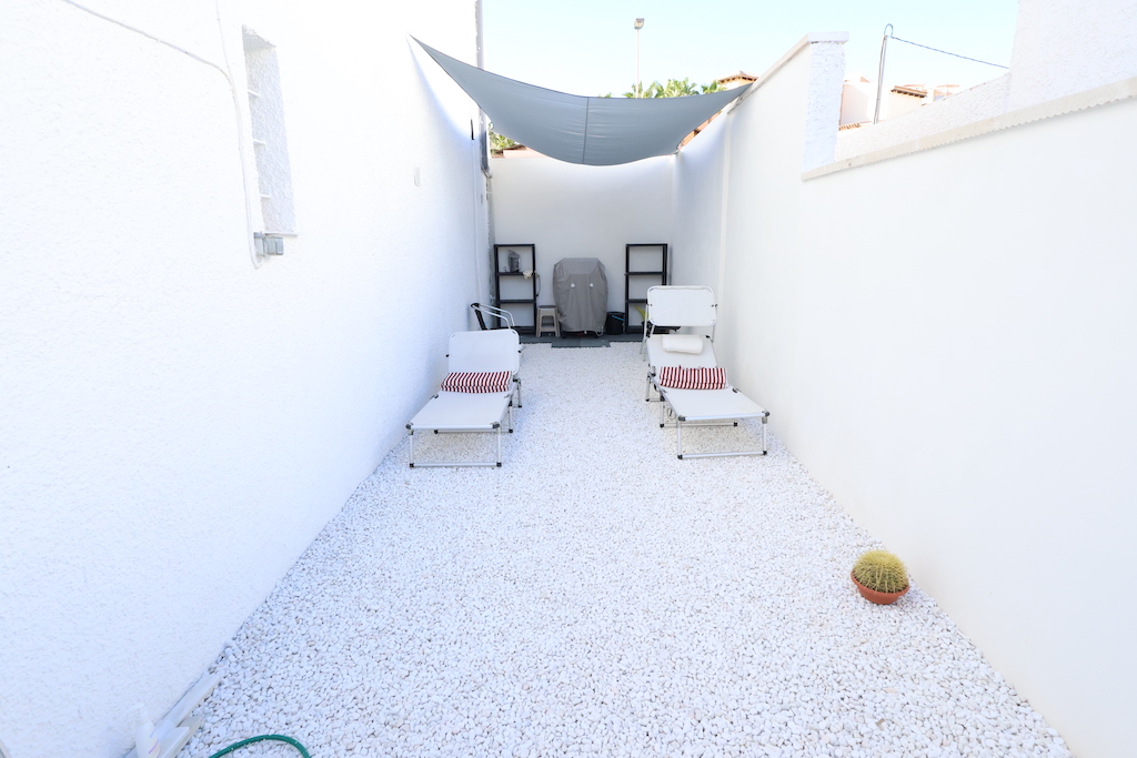 BUNGALOW OP DE BOVENSTE VERDIEPING IN LA ROSALEDA MET TUIN, UITZICHT OP ZEE EN OP 300 METER VAN HET STRAND