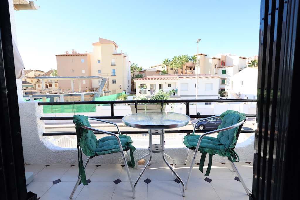 BUNGALOW AUF DER OBERSTEN ETAGE IN LA ROSALEDA MIT GARTEN, MEERBLICK UND 300 METER VOM STRAND ENTFERNT