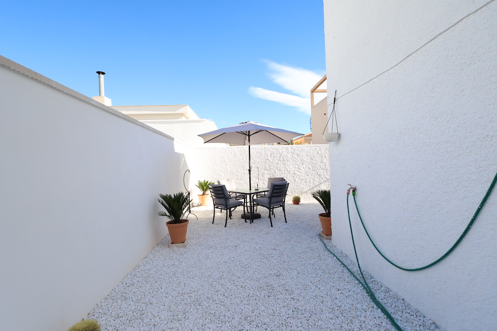 BUNGALOW OP DE BOVENSTE VERDIEPING IN LA ROSALEDA MET TUIN, UITZICHT OP ZEE EN OP 300 METER VAN HET STRAND