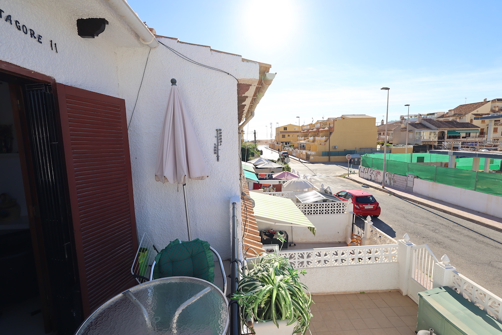 BUNGALOW PÅ ØVERSTE ETAGE I LA ROSALEDA MED HAVE, HAVUDSIGT OG 300 METER FRA STRANDEN