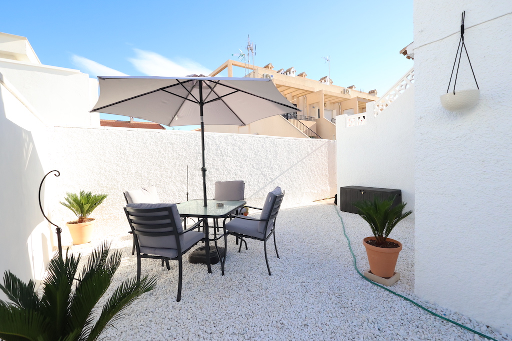 BUNGALOW OP DE BOVENSTE VERDIEPING IN LA ROSALEDA MET TUIN, UITZICHT OP ZEE EN OP 300 METER VAN HET STRAND