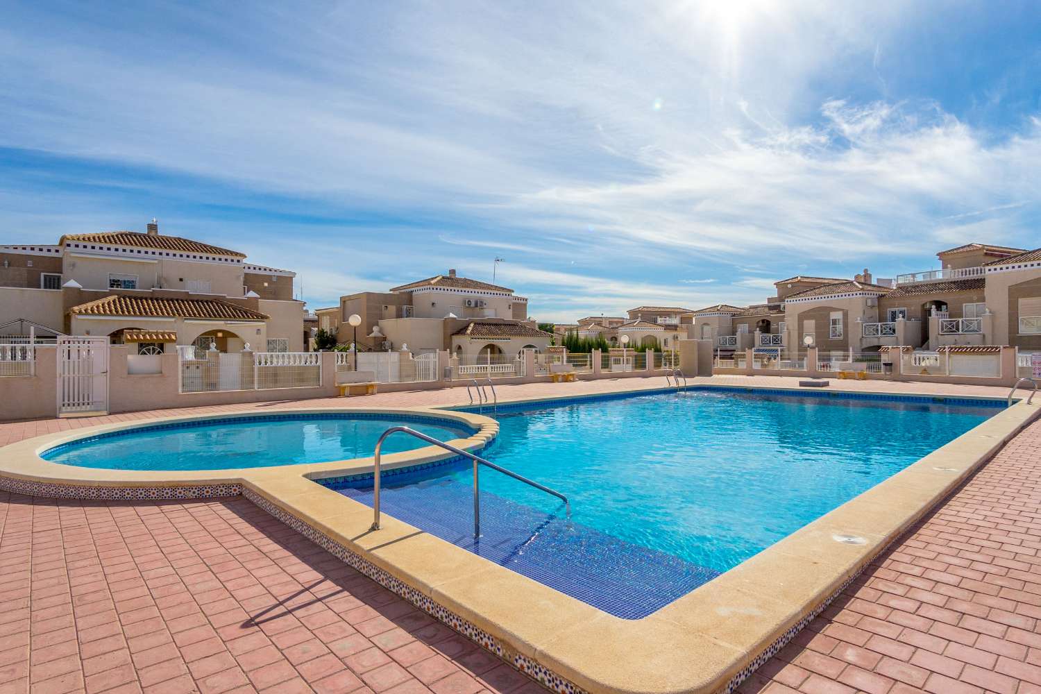 ESCLUSIVO QUADRO RESIDENZIALE AD ALTOS DE LA BAHÍA, TORREVIEJA, CON PISCINA E VICINO AL MARE