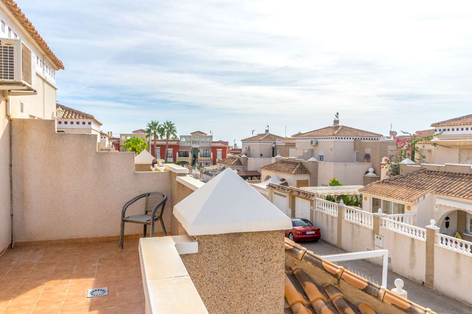 ESCLUSIVO QUADRO RESIDENZIALE AD ALTOS DE LA BAHÍA, TORREVIEJA, CON PISCINA E VICINO AL MARE