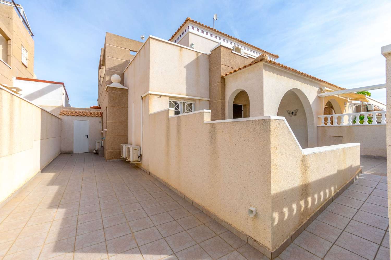 EXKLUSIVT BOSTADSOMRÅDE QUADRO I ALTOS DE LA BAHÍA, TORREVIEJA, MED POOL OCH NÄRA HAVET