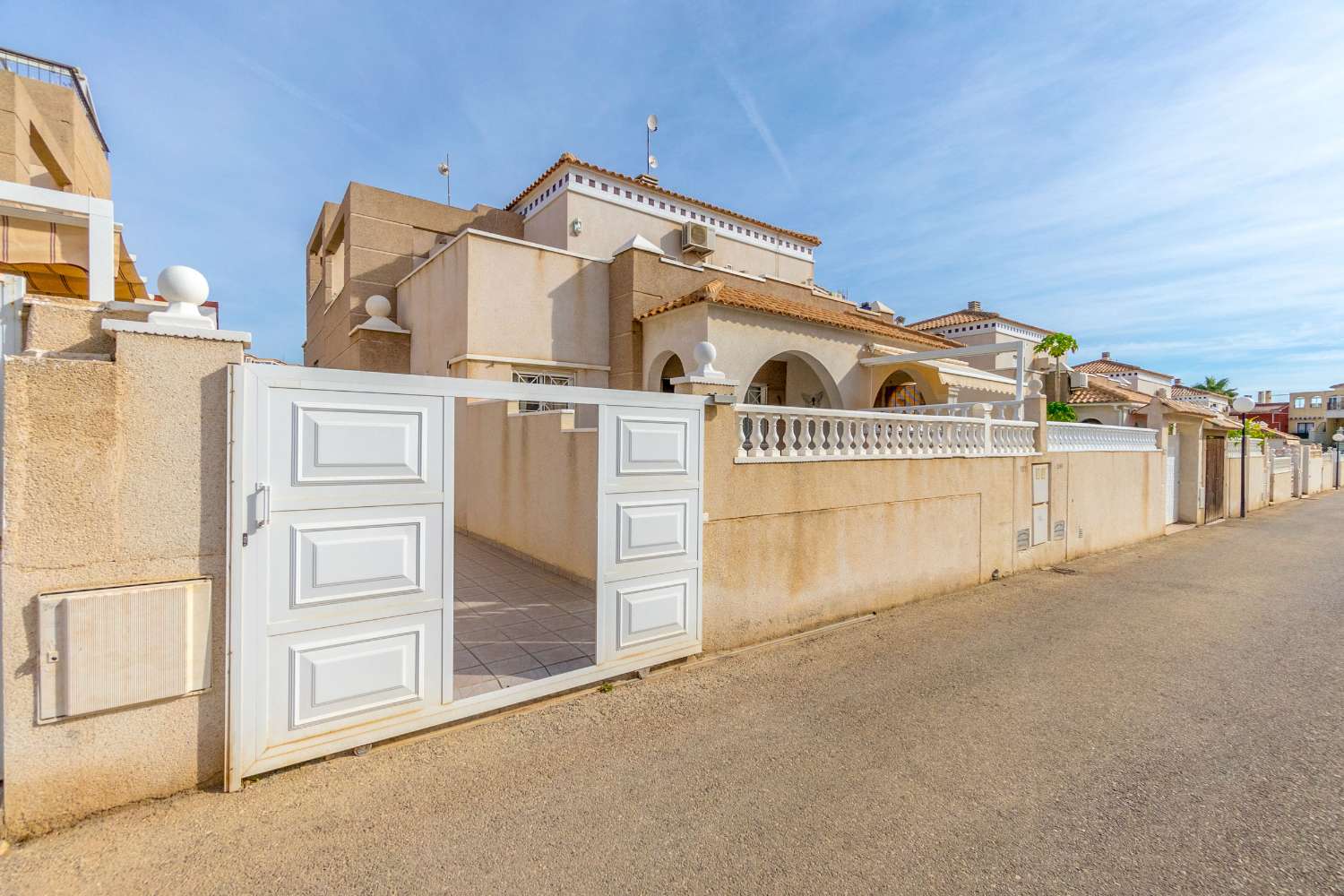 EXKLUSIVT BOSTADSOMRÅDE QUADRO I ALTOS DE LA BAHÍA, TORREVIEJA, MED POOL OCH NÄRA HAVET